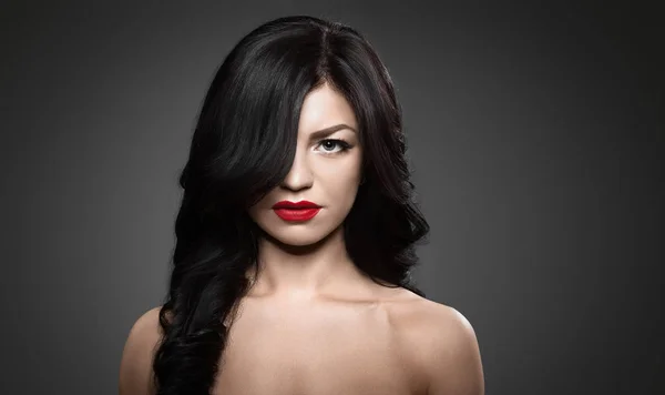 Hermosa mujer morena con peinado de tiro y labios rojos sexy . — Foto de Stock