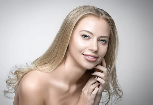 Atraktivní blondýna usměvavá žena portrét na šedém pozadí — Stock fotografie