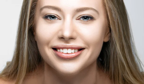 Portrait of beautiful young happy smiling woman — Stock Photo, Image