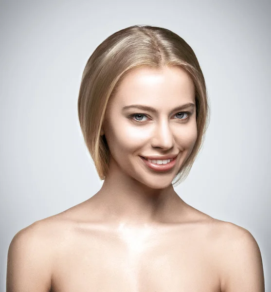Porträt einer schönen jungen, glücklich lächelnden Frau — Stockfoto