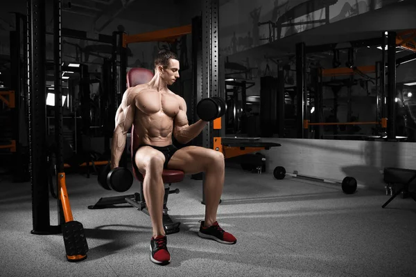 Muscular atlético fisiculturista modelo de fitness — Fotografia de Stock
