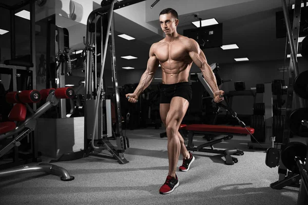 Muscular athletic bodybuilder fitness model — Stock Photo, Image
