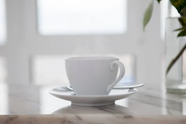 Чашка кави на мармуровому столі — стокове фото