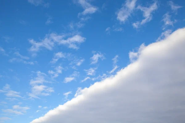 Ένα μέρος του ουρανού είναι πυκνά καλυμμένο με σύννεφα. — Φωτογραφία Αρχείου