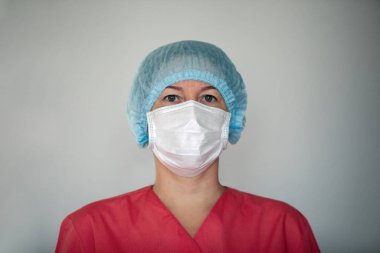 Koronavirüsle savaşmak için koruyucu maske takan kadın doktor..