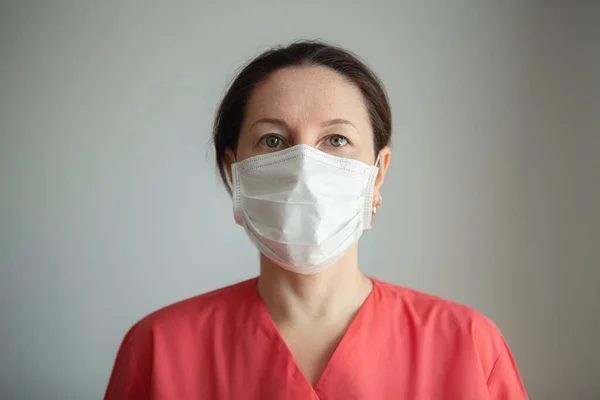 Koronavirüsle savaşmak için koruyucu maske takan kadın doktor.. — Stok fotoğraf