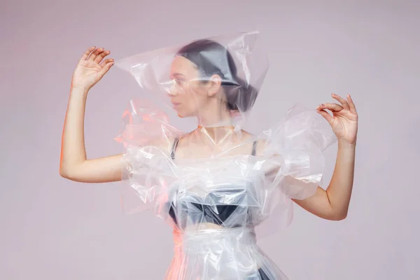 Chica posando en un vestido hecho de película de plástico. Covid19 retrato de moda . —  Fotos de Stock