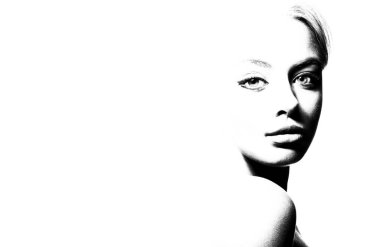 Güzel bir kızın yüksek kontrastlı siyah beyaz portresi.