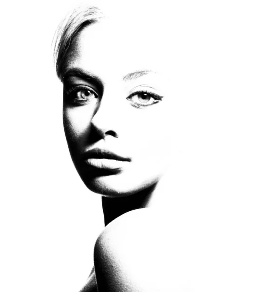 Hoog contrast zwart-wit portret van een mooi meisje. — Stockfoto