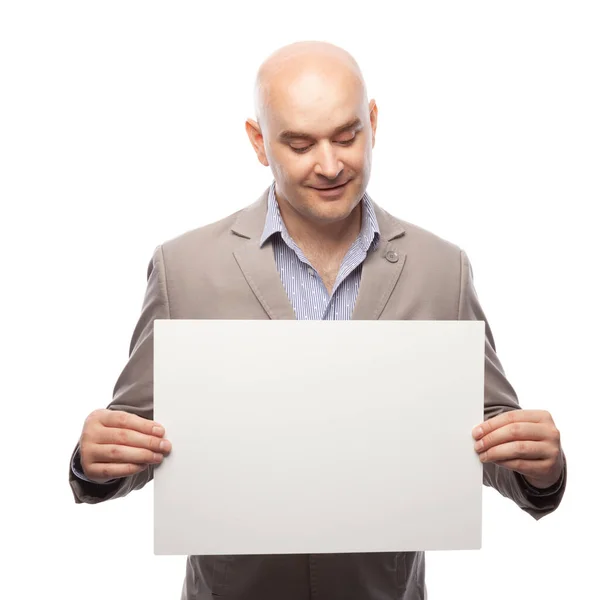 Όμορφος φαλακρός άντρας δείχνει λευκή πινακίδα απομονωμένη σε λευκό φόντο — Φωτογραφία Αρχείου