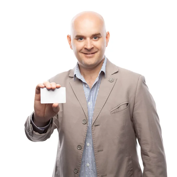 Un hombre calvo con un traje beige muestra una tarjeta aislada en blanco . — Foto de Stock