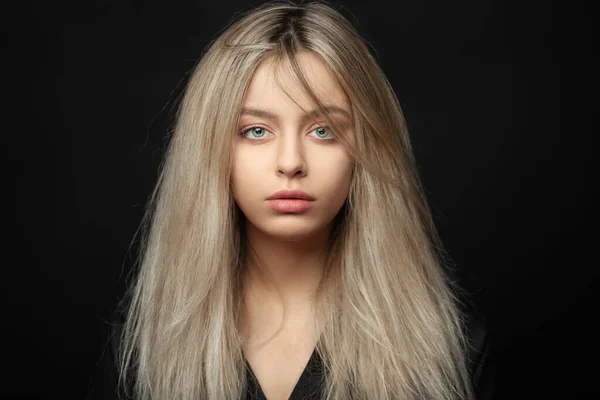 Schöne junge blonde Mädchen mit zerzausten Haaren — Stockfoto