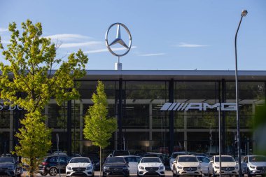 Mercedes Benz 'in parlak metal logosu. Almanya, Bremen, 6 Mayıs 2020.