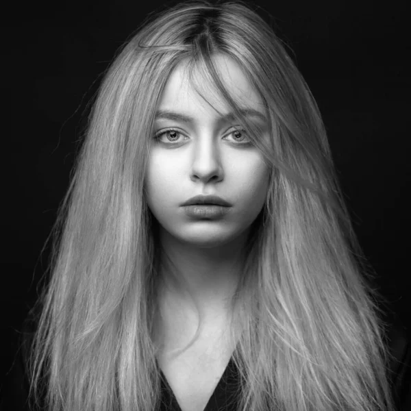 Όμορφη νεαρή ξανθιά κοπέλα με βαμμένα μαλλιά — Φωτογραφία Αρχείου