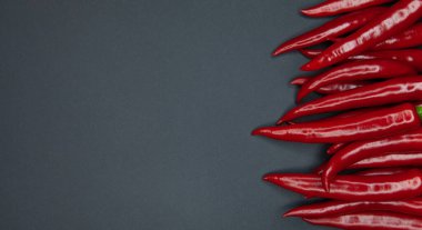 Koyu arkaplanda kırmızı kırmızı biber