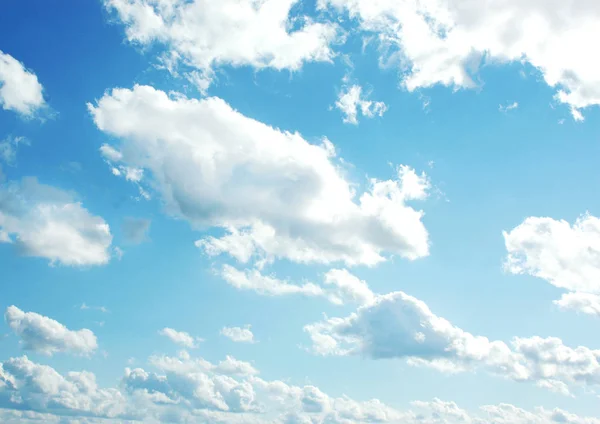 Σύννεφα στον γαλάζιο ουρανό — Φωτογραφία Αρχείου