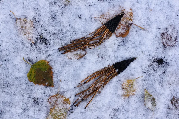 Gioielli fatti a mano. Gli orecchini da perline pendono su uno sfondo invernale . — Foto Stock
