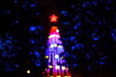 Abstraktní pozadí vánoční stromeček s rozostřeného světla. 