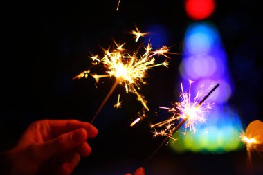 New Year's Eve kutlamak maytap onun elinde tutan kadın