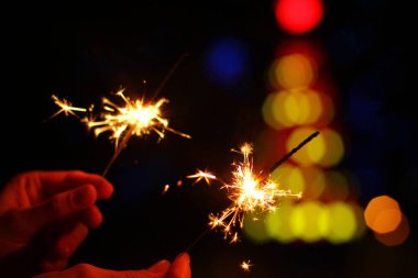 New Year's Eve kutlamak maytap onun elinde tutan kadın