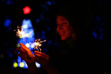 New Year's Eve kutlamak maytap onun elinde tutan kadın