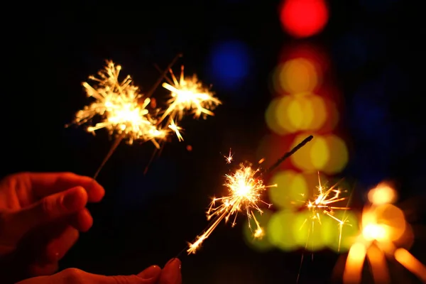 Belo brilho celebratório sparkler em mãos de mulher — Fotografia de Stock