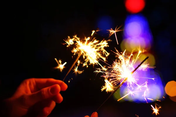 Mulher segurando sparkler em sua mão, celebrando a véspera de Ano Novo — Fotografia de Stock