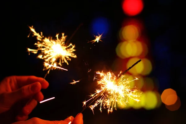 Belo brilho celebratório sparkler em mãos de mulher — Fotografia de Stock