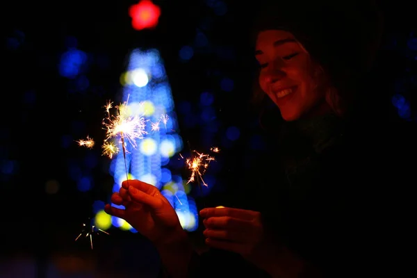 New Year's Eve kutlamak maytap onun elinde tutan kadın — Stok fotoğraf