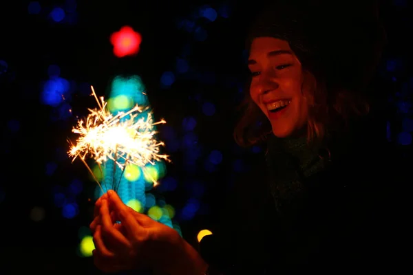 Mujer con bengala en la mano, celebrando la víspera de Año Nuevo — Foto de Stock