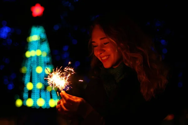Mulher segurando sparkler em sua mão, celebrando a véspera de Ano Novo — Fotografia de Stock
