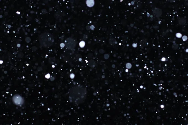 Real falling snow on a black background for use as a texture layer in your project. Add as "Lighten" Layer in Photoshop to add falling snow to any image. Adjust opacity to taste. — Stock Photo, Image