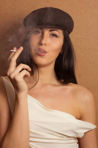 Mädchen im französischen Stil bläst Rauch — Stockfoto