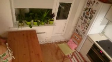 Mutfak iç stüdyo modeli ile çalışma fotoğrafçı. Timelapse.