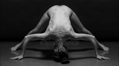 Zarif atletik çıplak kadın fitness exersise siyah arka plan üzerine yapıyor. Kolaj. Bodyscape kavramı.