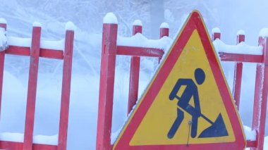 Trafik bariyerleri ve ısı buğulaması, yol işaretleri hasar kışın boru hattı
