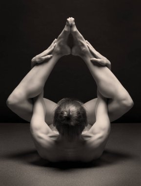 Siyah arka plan üzerine zarif güzel çıplak kadın