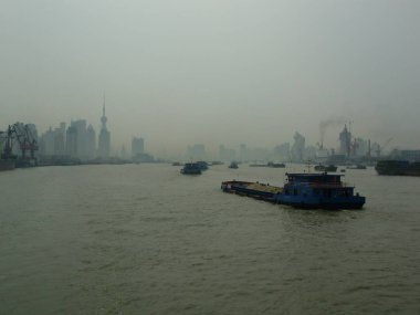 Shanghai, Çin 28 Ağustos: alacakaranlık smog, Huangpu Nehri meşgul. Geminin tahtasından görüntüleyin. Cityscape arka plan üzerinde. 28 Ağustos 2006, Shanghai, Çin