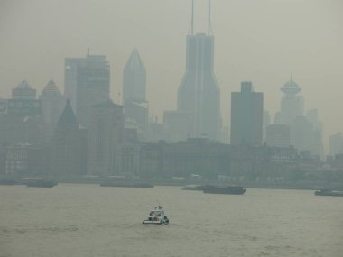 Shanghai, Çin 28 Ağustos: alacakaranlık smog, Huangpu Nehri meşgul. Geminin tahtasından görüntüleyin. Cityscape arka plan üzerinde. 28 Ağustos 2006, Shanghai, Çin