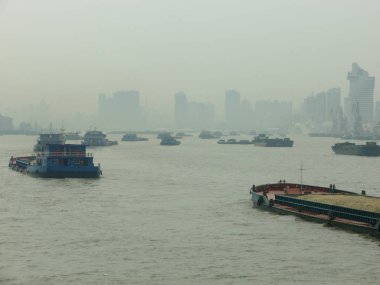 Shanghai, Çin 28 Ağustos: alacakaranlık smog, Huangpu Nehri meşgul. Geminin tahtasından görüntüleyin. Cityscape arka plan üzerinde. 28 Ağustos 2006, Shanghai, Çin