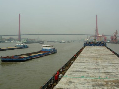 Shanghai, Çin 28 Ağustos: alacakaranlık smog, Huangpu Nehri meşgul. Geminin tahtasından görüntüleyin. Cityscape arka plan üzerinde. 28 Ağustos 2006, Shanghai, Çin