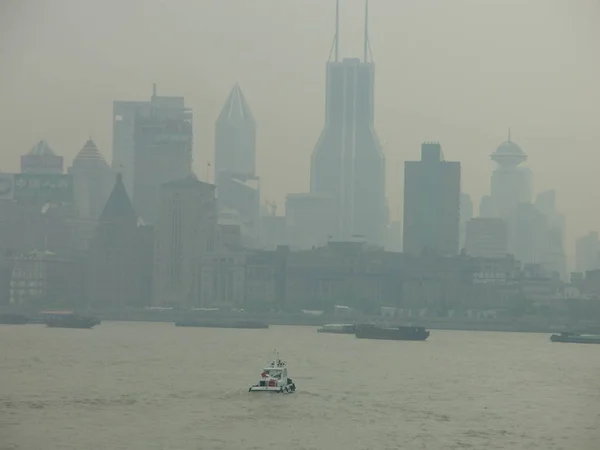 Shanghai, China 28 Aug.: Druk de Huangpu rivier bij schemering smog. Uitzicht vanaf de boord van het vaartuig. Stadsgezicht op de achtergrond. Shanghai, China, 28 augustus 2006 — Stockfoto