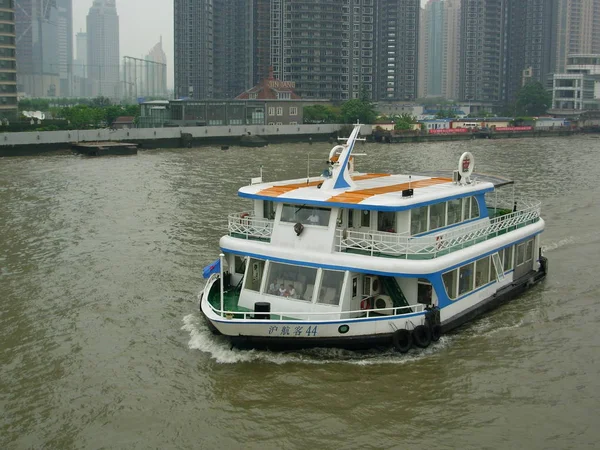 SHANGHAI, CHINE 28 AOÛT : Occupé la rivière Huangpu au crépuscule smog. Vue depuis le bord du navire. Paysage urbain en arrière-plan. 28 août 2006 à Shanghai, Chine — Photo
