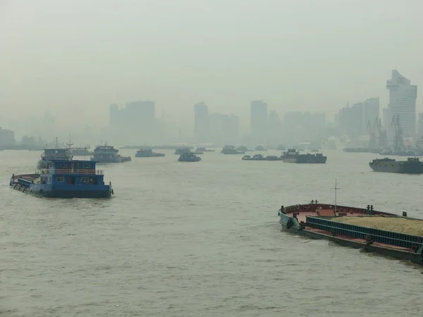 SHANGHAI, CHINE 28 AOÛT : Occupé la rivière Huangpu au crépuscule smog. Vue depuis le bord du navire. Paysage urbain en arrière-plan. 28 août 2006 à Shanghai, Chine — Photo