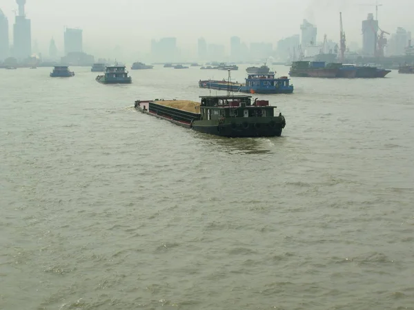 Shanghai, Çin 28 Ağustos: alacakaranlık smog, Huangpu Nehri meşgul. Geminin tahtasından görüntüleyin. Cityscape arka plan üzerinde. 28 Ağustos 2006, Shanghai, Çin — Stok fotoğraf