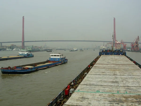 Shanghai, Çin 28 Ağustos: alacakaranlık smog, Huangpu Nehri meşgul. Geminin tahtasından görüntüleyin. Cityscape arka plan üzerinde. 28 Ağustos 2006, Shanghai, Çin