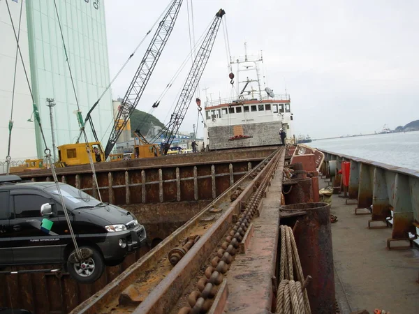 Busan, Zuid-Korea 18 mei: Het schip "Svyatitel Innokenti" is een algemene vrachtschip, geladen bussen en auto voor voeren naar Vladivostok op 18 mei 2006 in Busan, Zuid-Korea — Stockfoto