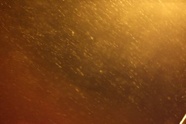 Kar fırtınası doku soyut. Düşen kar. Işığı yanıp söner ve bokeh. Güneş ışınları. Mercek parlaması. Doku katmanının içinde senin tasarı olarak kullanmak için. 