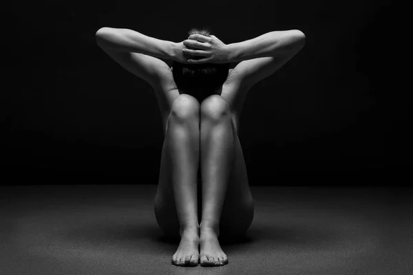 Bellissimo corpo di giovane donna su sfondo scuro — Foto Stock