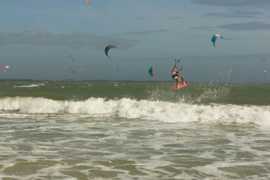 MUI Ne, Vietnam - 26 Aralık 2012: Tanımlanamayan sörfçü kitesurfing 26 Aralık 2012 yılında MUI Ne, Vietnam, Vietnamca Kiteboard Surf